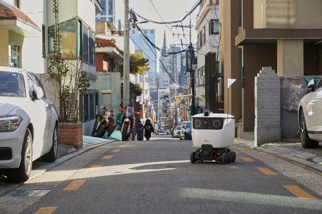 서울 강남구 역삼동 일대에서 배달 로봇 딜리가 B마트 도심형 유통센터에서 상품을 적재 후 목적지까지 이동하고 있다. /사진=우아한형제들