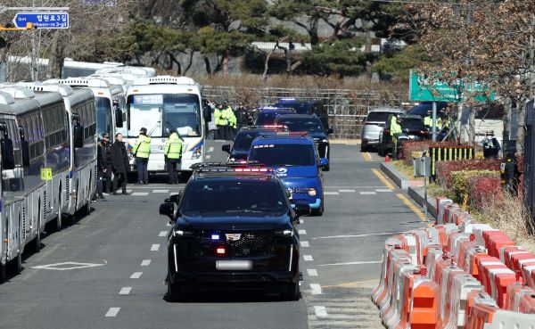 윤석열 대통령이 법무부 호송차가 아닌 경호처 캐딜락 차량을 이용해 이동한다는 주장이 제기됐다. 사진은 지난 20일 윤 대통령이 탑승한 호송차 행렬이 서울 서초구 서울중앙지방법원을 빠져나가는 모습. /사진=뉴시스