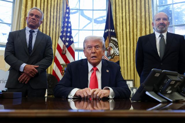 도널드 트럼프 미국 대통령이 지난 25일(이하 현지시각) 미국 영주권을 500만달러(약 72억원)에 판매하고 싶다고 말했다. 사진은 트럼프 대통령(가운데)이 지난 25일 미국 워싱턴D.C 백악관에서 행정명령에 서명한 뒤 연설하는 모습. /사진=로이터 