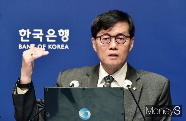 이창용 한국은행 총재가 내년 경제 성장률을 1.8%로 전망하며 기존과 동일하게 봤다. 사진은 25일 서울 중구 남대문로 한국은행에서 열린 통화정책방향 기자간담회에서 질의에 답하는 이 총재. /사진=임한별 기자