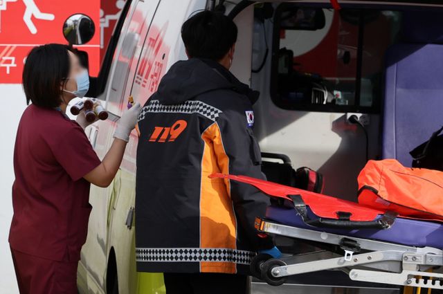 경북 의성군 한 캠핑장 차안에서 40대 남성이 숨졌다. 사진은 지난해 2월 27일 서울 시내의 한 대학병원 응급의료센터에서 한 의료진이 119 구급대원과 대화를 나누고 있는 모습으로 기사 본문 내용과는 무관함. /사진=뉴스1