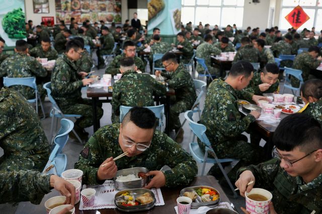 타이완이 병역 자원 부족 문제를 해결하기 위해 여성 의무복무제 도입 여부가 논의됐다는 언론 보도를 전면 부인했다. 사진은 지난 6일(현지시각) 타이완 신주 육군 기지에서 군인들이 점심 식사를 하는 모습. /사진=로이터