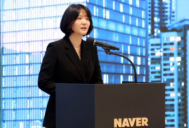 최수연 네이버 대표가 지난 19일 오전 경기 성남시 분당구 네이버 1784에서 열린 국회 과학기술정보통신위원회의 '국내 AI 산업 발전 위한 현장 소통 강화' 현장 방문에서 환영사를 하고 있다. /사진=뉴시스