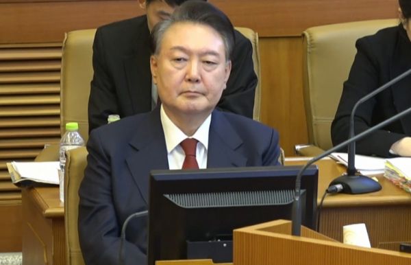 대통령실 경호처가 예산을 들여 윤석열 대통령 부친 묘지에 CCTV를 설치하고 경찰을 동원해 모니터링한 사실이 뒤늦게 확인됐다. 사진은 윤석열 대통령이 탄핵심판 10차 변론에 출석한 모습. /사진=뉴스1