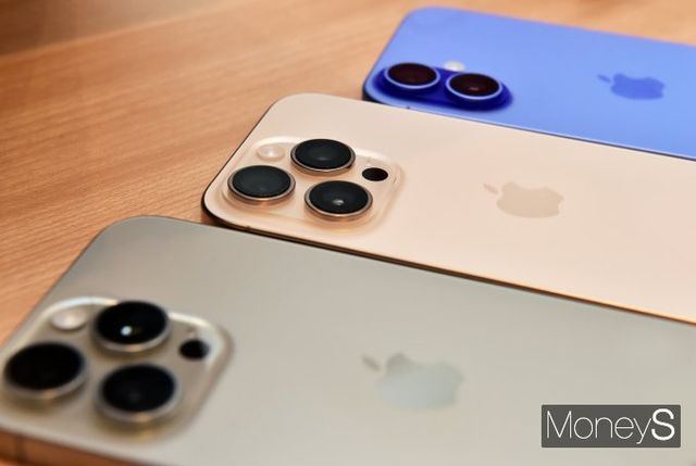 미국발(發) 관세 압박으로 인해 애플과 삼성전자의 스마트폰 가격이 동반 인상될 가능성이 커지고 있다. 사진은 애플의 첫 인공지능(AI) 스마트폰 '아이폰16 시리즈가 출시된 지난해 9월 서울 강남 안다즈 서울에서 KT, 사전예약 고객 호텔 컨시어지 이벤트가 개최된 가운데 시민들이 신제품을 살펴보고 있는 모습. /사진=임한별 기자(머니S) 