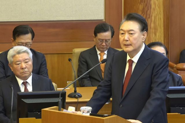 윤석열 대통령이 25일 밤 서울 종로구 헌법재판소에서 열린 대통령 탄핵심판 최종(11차) 변론기일에 출석해 최종 진술을 하고 있다. /사진=뉴스1(헌법재판소 제공)