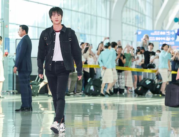 BTS 등 유명 연예인의 항공권 예약 정보를 돈 받고 판매한 불법 도매상들이 경찰에 붙잡혔다. 사진은 BTS 진이 인천국제공항을 통해 이탈리아 밀라노로 출국하는 모습. /사진=뉴스1