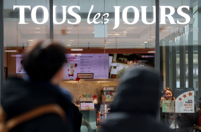 CJ푸드빌이 운영하는 베이커리 브랜드 뚜레쥬르가 다음달부터 원재료 가격 인상 여파로 주요 제품 가격을 올린다. 서울 소재 한 뚜레쥬르 매장 앞에 고객들이 서 있다. /사진=뉴시스