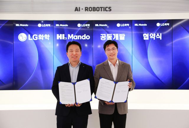 LG화학 전자소재 사업부장 고경덕 상무(오른쪽)와 HL만도 센터장 최한규 상무가 업무협약식을 마치고 기념 촬영을 하고 있다. /사진=LG화학