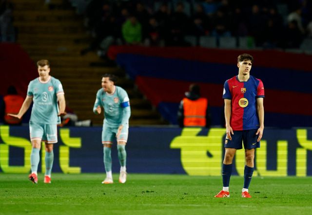 아틀레티코 마드리드가 후반전 추가시간에 극적인 동점골을 터트리며 바르셀로나의 맞대결에서 무승부를 기록했다. 사진은 26일(한국시각) 스페인 바르셀로나 에스타디 올림픽 루이스콤파니스에서 열린 2024-25 코파 델 레이 준결승 1차전에서 동점골을 허용한 바르셀로나 선수가 낙담하고 있는 모습. /사진=로이터