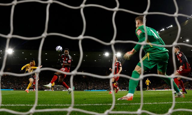 울버햄튼 원더러스가 풀럼에 패배하며 강등권과 격차를 벌리는데 실패했다. 사진은 26일(한국시각) 영국 울버햄튼 몰리뉴스타디움에서 열린 2024-25 잉글랜드 프리미어리그 울버햄튼 원더러스와 풀럼의 경기에서 주앙 고메스가 득점에 성공하는 모습. /사진=로이터