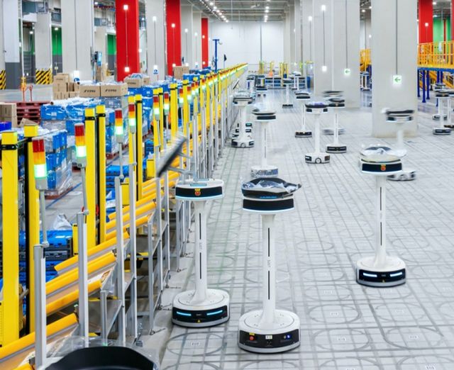 쿠팡 대구 풀필먼트 센터에서 운송장 바코드를 스캐너로 인식 후 배송지 별로 상품을 분류하고 옮겨주는 ‘소팅 봇’의 모습. /사진=쿠팡