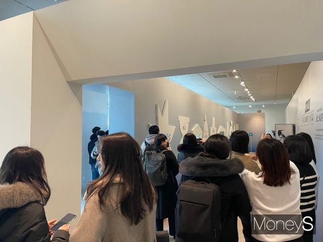 토스를 운영하는 비바리퍼블리카가 앱 출시 10주년을 맞아 서울 성동구 '앤더슨씨 성수'에서 팝업 전시회를 연다. 사진은 26일 전시 첫날 방문객들로 붐비는 모습. /사진=유찬우 기자