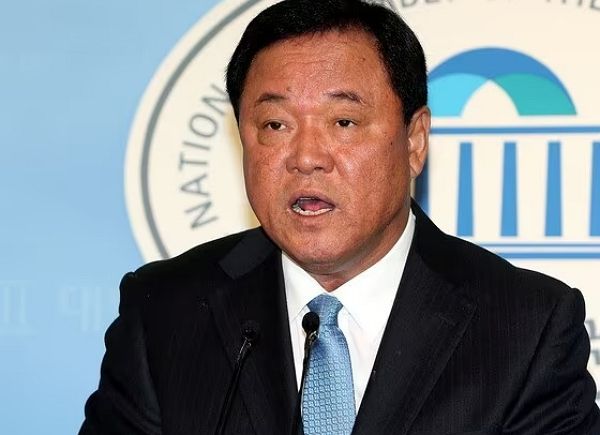 KBS 보도본부장 등을 거쳐 국회의원을 지낸 류근찬 전 앵커가 향년 75세로 별세했다. 사진은 류근찬 전 앵커의 생전 모습. /사진=뉴스1