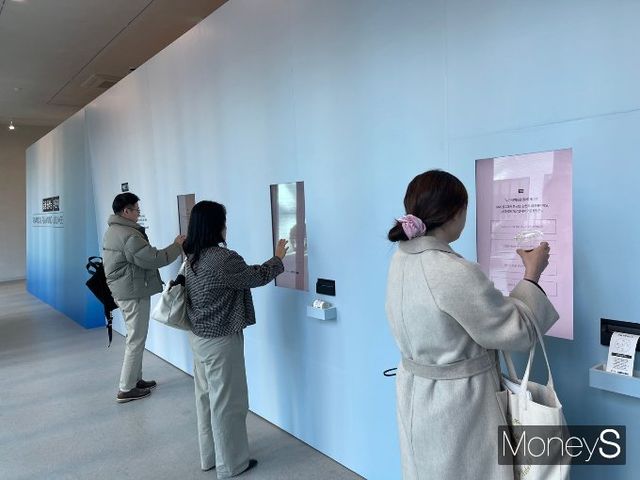 사진은 5가지의 간단한 질문에 답해 금융 성향을 테스트 해보는 방문객들의 모습. /사진=유찬우 기자