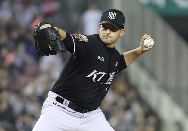 샌디에이고 파드리스가 KT위즈 출신 좌완투수 웨스 벤자민과 마이너리그 계약을 체결했다. 사진은 2024시즌 KT위즈에서 활약한 웨스 벤자민의 모습. /사진=뉴스1
