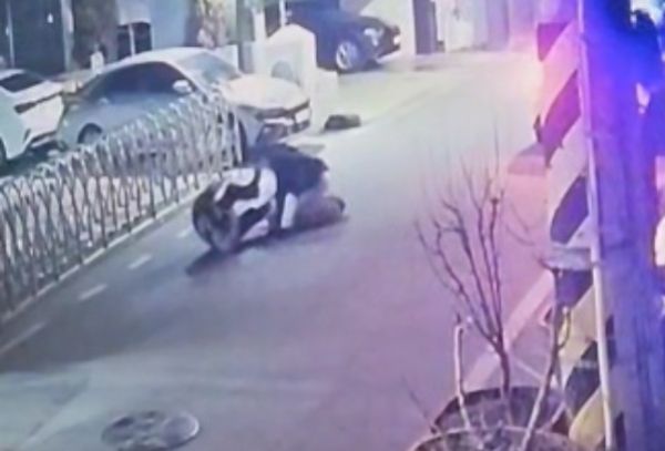 광주 동구 금남로에서 스토킹 의심 신고를 받고 출동한 경찰관에게 흉기를 휘두른 50대 A씨가 경찰의 총격에 숨졌다. 사진은 CCTV에 찍힌 A씨가 경찰관을 공격하는 모습. /사진=뉴스1(독자 제공)