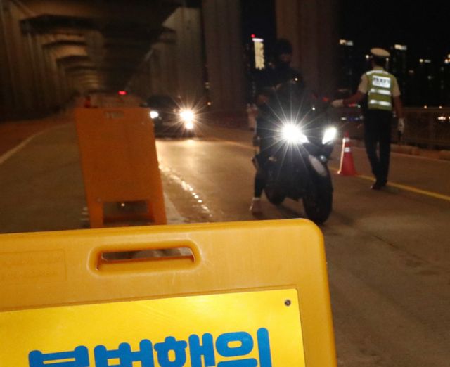 천안시가 경찰과 함께 3.1절 폭주족 단속에 나선다. 사진은 지난해 8.14일 광복절을 하루 앞둔 가운데 경찰의 폭주족 특별단속을 실시하는 모습. /사진=뉴스1