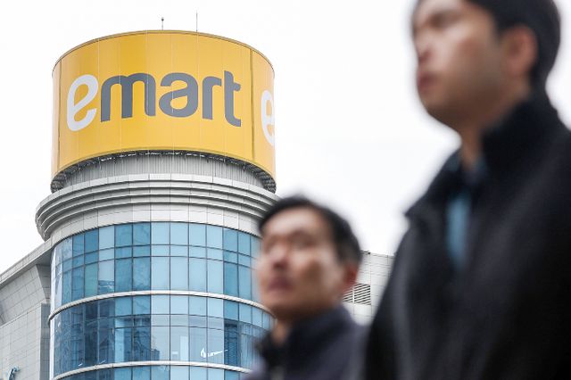 이마트가 많은 직원 수, 근속연수, 급여체계 등 영향으로 지난해 영업이익에 반영된 일회성 비용인 통상임금 충당금이 높게 나타났다. 서울 소재 이마트 매장 앞을 고객들이 지나가고 있다. /사진=뉴스1