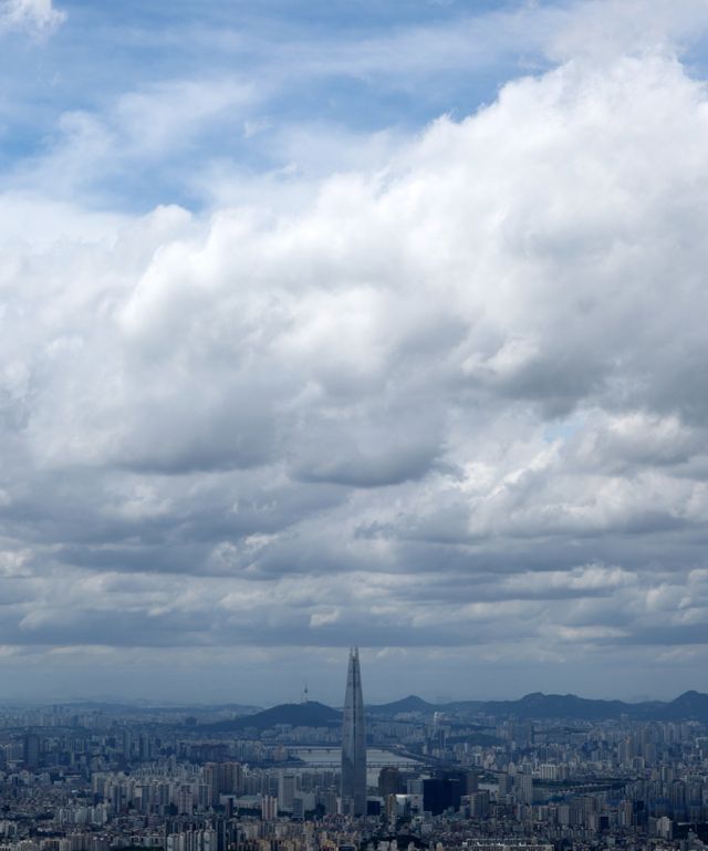 전국에 가끔 구름이 많고 오후6시부터 다음날인 0시까지 제주는 비또는 눈 오는 곳이 이어진다. 지난해 7월28일 남한산성에서 바라본 구름 낀 서울 도심. /사진=뉴시스