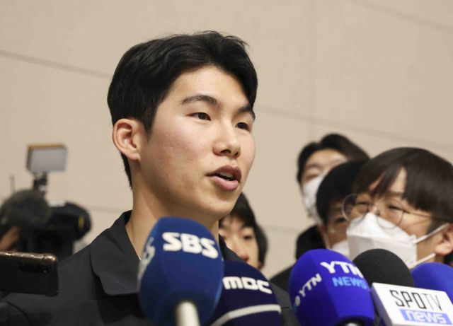 LA다저스 김혜성이 시범경기 3타수 무안타 1삼진을 기록했다. 사진은 지난달 14일 인천국제공항을 통해 출국을 준비 중인 LA다저스 김혜성의 모습. /사진=뉴시스