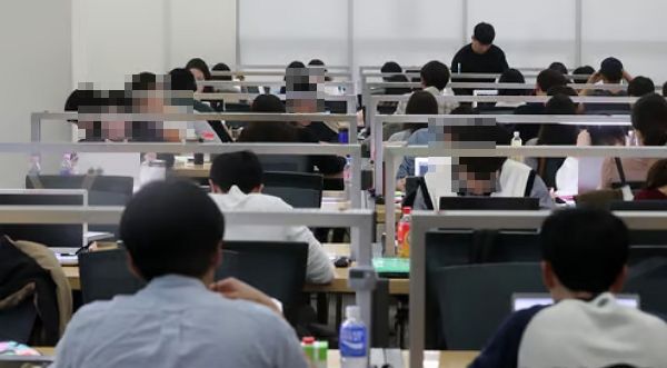 대리 수강 신청해주는 아르바이트가 눈길을 끌고 있다. 사진은 기사의 이해를 돕기 위한 서울의 한 대학교 도서관에서 학생들이 공부에 열중하고 있는 모습. /사진=뉴스1