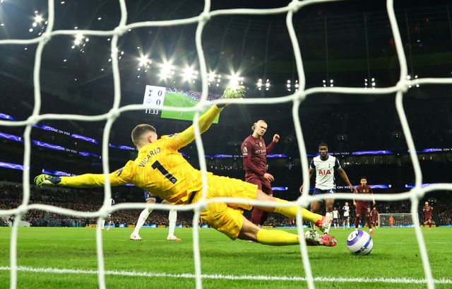 리그 3연승을 달리고 있던 토트넘 홋스퍼가 맨체스터 시티에 0-1로 패배했다.사진은 27일(한국시각) 영국 런던 토트넘 홋스퍼 스타디움에서 열린 잉글랜드 프리미어리그(EPL) 27라운드 토트넘 홋스퍼와 맨체스터 시티의 경기에서 결승골을 터트리는 엘링 홀란의 모습. /사진=로이터