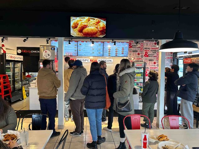 BBQ가 미국 유타주에 첫 매장을 오픈하며 미국 50개주 중 31개주에 진출했다. BBQ 사우스 솔트레이크시티점 앞을 방문한 고객들이 매장 앞에 서 있다. /사진=제너시스BBQ