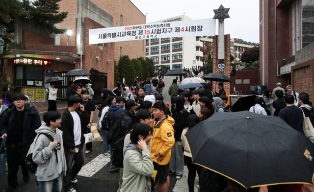 명문 사학 동성중·고가 송파구 거여·마천 뉴타운 인근으로 이전을 추진한다. 사진은 지난해 11월 14일 2025학년도 대학수학능력시험일 당일 오후 서울 종로구 동성고등학교 시험장 풍경. /사진=뉴스1