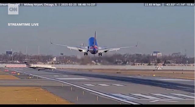 미국 시카고 미드웨이 국제공항에 착륙을 시도하던 사우스웨스트항공 여객기가 승인 없이 활주로에 난입한 항공기와 충돌 직전까지 갔다. /사진=cnn 방송화면 캡처