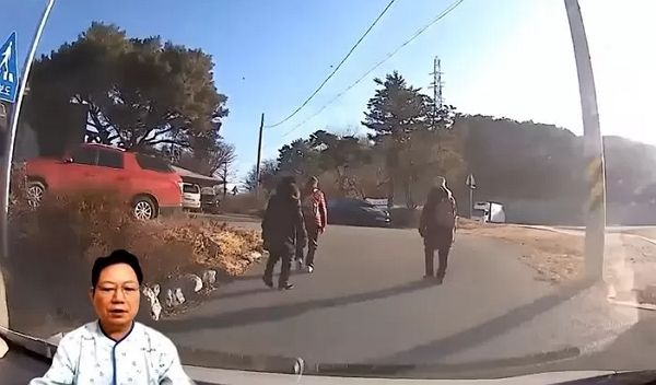 아무런 접촉도 없이 혼자 넘어진 할머니들의 병원비를 물어주게 생긴 운전자가 억울함을 토로했다. 사진은 A씨 차량 앞에서 걸어가는 할머니들 뒷모습. /사진=유튜브 채널 '한문철TV' 캡처