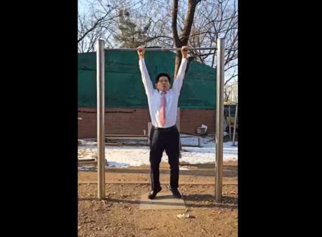  여권 대선주자로 떠오른 김문수 고용노동부 장관이 턱걸이 영상을 공개하며 건강한 모습을 강조했다. /사진=페이스북 캡처