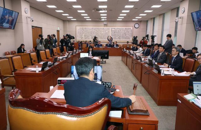 국회 본회의에서 야당 주도로 국회 법제사법위원회 전체회의를 통과한 윤석열 대통령 부부의 공천 개입 의혹을 수사하는 일명 '명태균 특검법'과 '주주에 대한 이사의 충실 의무' 내용이 담긴 상법 개정안이 상정된다. 사진은 지난 26일 서울 여의도 국회에서 열린 법사위 전체회의에서 명태균 특겁법이 의결된 모습. /사진=뉴시스