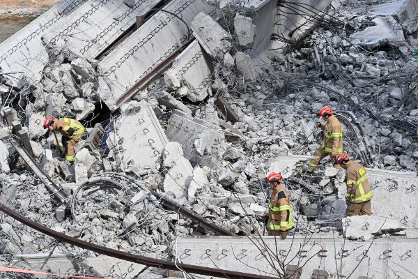 고속도로 붕괴로 30m 높이에서 추락한 60대 근로자가 극적으로 생존한 후 "하늘이 도왔다"고 말한 것으로 알려졌다. 사진은 지난 25일 경기도 안성시 서운면 산평리 서울세종고속도로 천안~안성 구간 연결공사 교량 붕괴현장. /사진=뉴시스