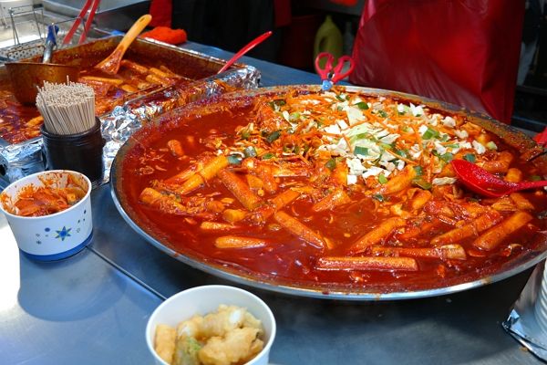 떡볶이와 튀김 조합은 건강에 좋지 않다는 전문가의 경고가 전해졌다. 사진은 기사의 이해를 돕기 위한 떡볶이 자료 사진. /사진=이미지투데이