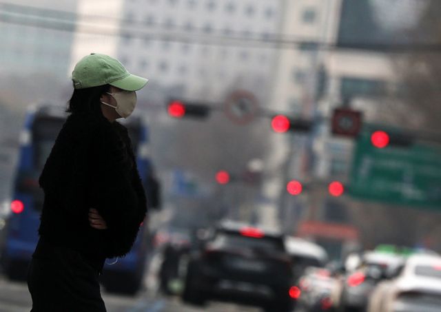 27일은 전국의 대기가 매우 건조한 가운데 한낮에는 비교적 포근한 날씨가 이어질 것으로 보인다. 사진은 초미세먼지가 기승을 부린 지난 16일 오전 서울 종로구 횡단보도에서 시민들이 마스크를 쓴 채 발걸음을 재촉하는 모습. /사진=뉴스1