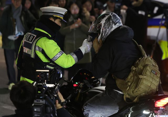 음주 단속 현장을 목격 후 차량을 돌려 인도를 주행하고 차도를 역주행한 50대가 검찰에 넘겨졌다. 사진은 지난해 12월3일 밤 경찰이 연말연시 음주·약물운전 특별단속 모습./사진= 뉴스1