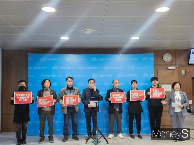 26일 서울 여의도 국회 소통관에서 강득구 의원(가운데)과 영풍제련소주변환경오염및주민건강공동대책위원회 등이 '영풍석포제련소 조업정지 집행에 따른 기자회견'에 참석한 뒤 질의응답을 하고 있다. /사진=최유빈 기자