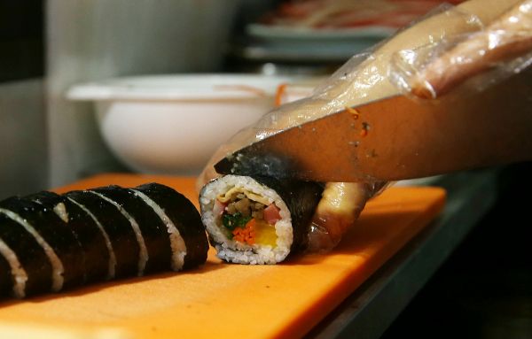 분식집 업주가 김밥을 주문한 손님에게 상차림비 1000원을 요구했다는 사연이 전해져 충격을 안겼다. 사진은 기사의 이해를 돕기 위한 김밥 써는 모습. /사진=머니투데이