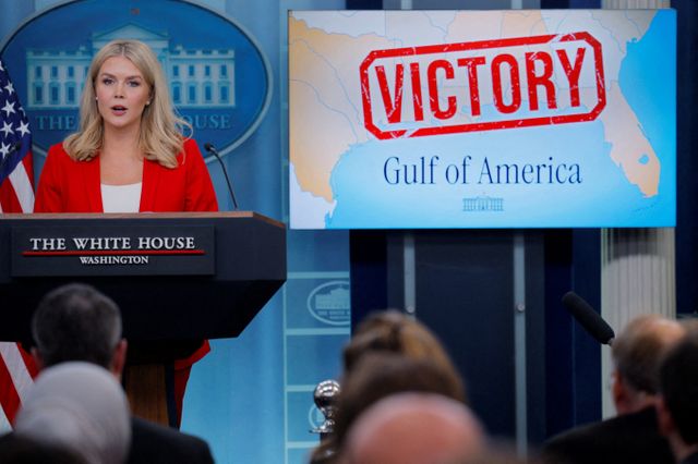 백악관이 향후 출입 언론사 취재 방식도 자체 결정하겠다고 밝혀 논란이 일고 있다. 사진은 캐럴라인 레빗 백악관 대변인이 지난 25일(현지시각) 미국 워싱턴D.C 백악관에서 열린 기자회견에서 연설하는 모습. /사진=로이터