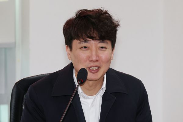 이준석 개혁신당 의원이 윤석열 대통령과 친해지고 싶다는 의사를 밝힌 가운데 허은아 전 대표가 분노했다. 사진은 이준석 개혁신당 의원이 제1차 당협위원장 간담회에서 인사말을 하는 모습. /사진=뉴스1
