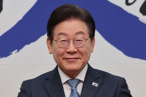 윤석열 대통령 측 변호인단이 비상계엄 당시 국회 출입을 차단하지 않았다고 주장한 것에 대해 이재명 더불어민주당 대표가 비판했다. 사진은 이재명 더불어민주당 대표 최고위원회의에서 미소 짓는 모습. /사진=뉴시스