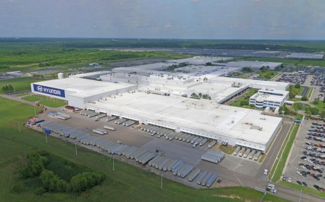 도널드 트럼프 미국 대통령의 관세폭탄 엄포에 국내 완성차업계의 시름이 깊어지고 있다. 사진은 현대차 미국 앨라배마 공장 전경. /사진=현대차