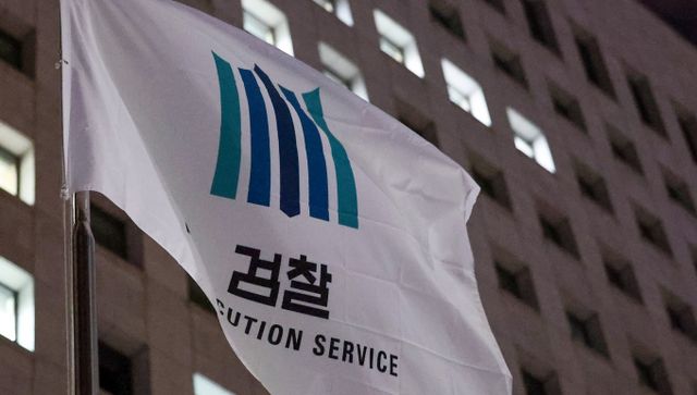 2021년 서울시장 재보권 선거 당시 오세훈 서울시장 대신 여론조사 비용 대납 의혹을 받는 김한정씨를 검찰이 26일 압수수색했다. 사진은 검찰 로고. /사진=뉴스1