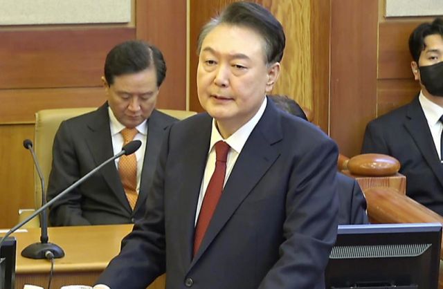 윤석열 대통령이 탄핵심판 최종변론기일에서 야당을 비판하던 중 언성이 높아지며 청구인인 정청래 법제사법위원장 쪽을 노려봤다. 사진은 윤석열 대통령이 탄핵심판 11차 변론에서 최종변론을 하는 모습. /사진=뉴시스(헌법재판소 제공)