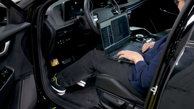 현대차가 삼성전자와 기술협력을 통해 스마트 팩토리 구축에 나서며 관련 기술을 다음달 열리는 MWC에서 선보인다. 사진은 현대차와 삼성전자가 기술협력으로 개발한 5G 특화망 레드캡 기술을 적용한 완성차 무인 자율검사 장비 'D Scan'을 테스트하던 모습. /사진=현대차