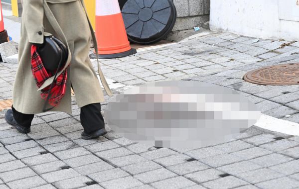 50대 흉기난동범에 공격 당한 경찰관이 회복하고 있다. 사진은 흉기를 휘두른 피의자가 경찰 실탄을 맞고 숨진 26일 오전 사건이 발생한 광주 동구 금남로 한 인도에서 행인이 길을 지나고 있는 모습. /사진=뉴시스