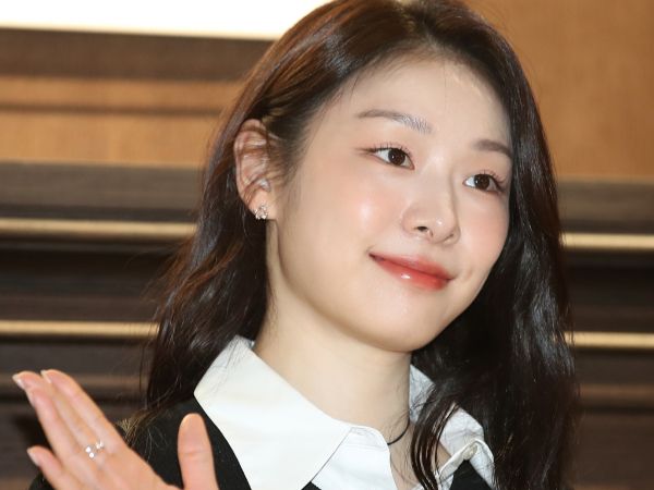 김연아가 15년 전 밴쿠버 동계올림픽을 회상하며 "당시에는 아닌 척했지만 너무 간절했다"고 말했다. 사진은 전 피겨스케이팅 국가대표 선수 김연아가 지난해 10월16일 서울 성동구 뉴발란스 성수 플래그십스토어에서 열린 그랜드 오픈 행사에 참석해 포즈를 취하고 있는 모습. /사진=뉴스1