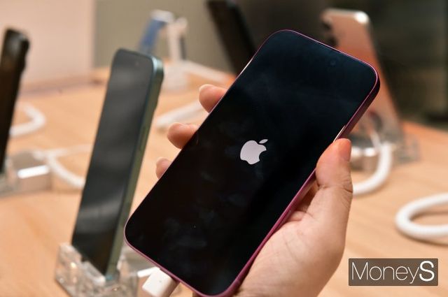 아이폰 자동 음성 입력 기능에 인종차별주의자라고 말하면 트럼프로 표기됐다가 곧바로 바로잡히는 현상이 일어나 논란이 일고 있다. 사진은 지난해 9월20일 출시된 아이폰16 시리즈의 모습. /사진=임한별 기자