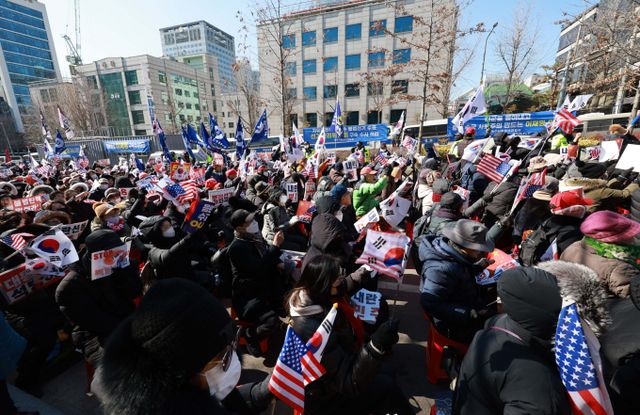 주한중국대사관이 한국에 체류 중인 자국민에게 정치 집회에 참여하지 말라는 당부를 전했다. 사진은 부정선거방지대 회원들이 지난 20일 서울 서초구 서울중앙지방법원 인근에서 윤석열 대통령 석방 촉구 집회를 하는 모습. /사진=뉴시스